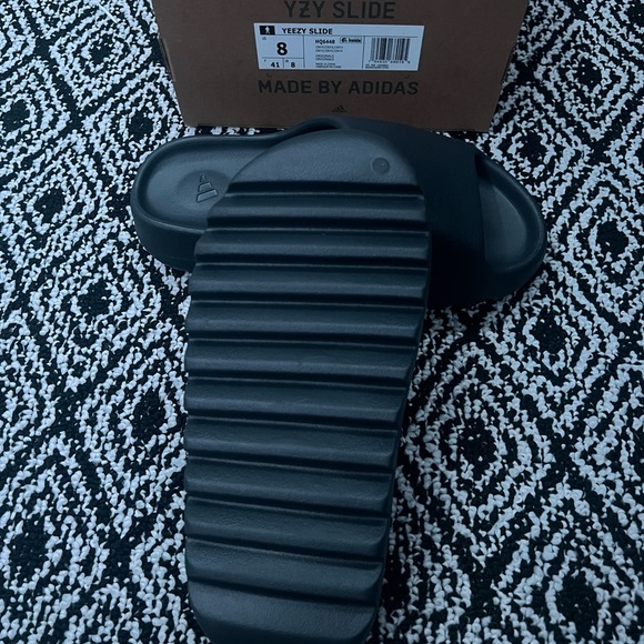 yeezy slides onyx brand new main image 0